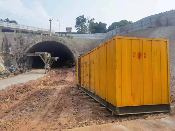 让胡路发电机出租自启装置的工作原理是什么？