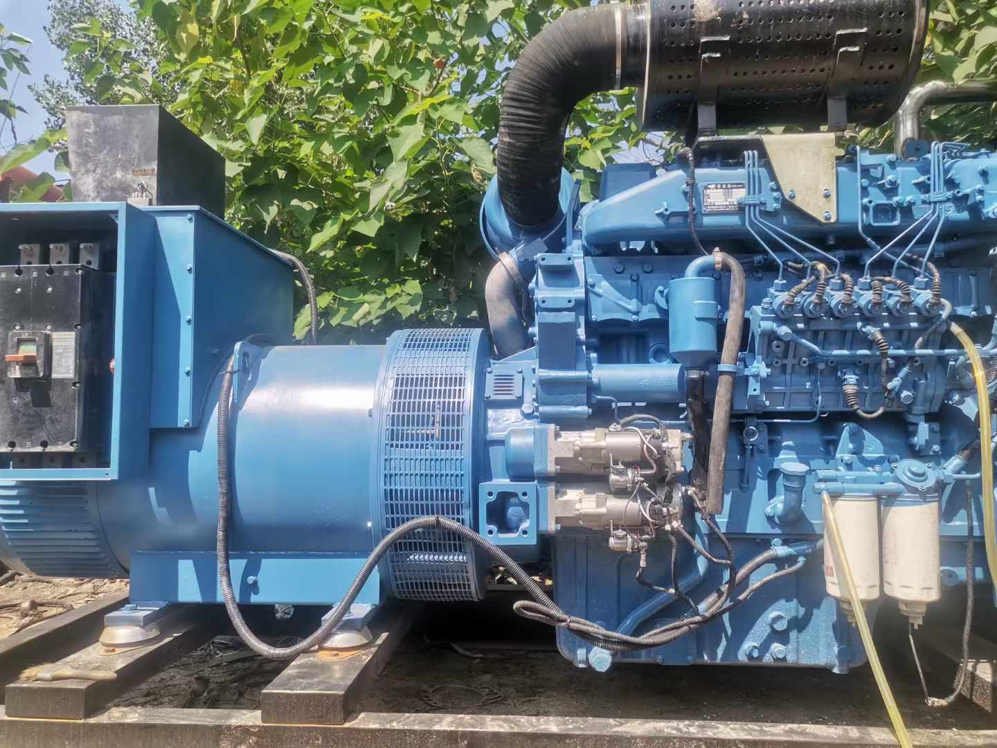 让胡路详细说明降低 800kW 柴油发电机输出电流波动的方法