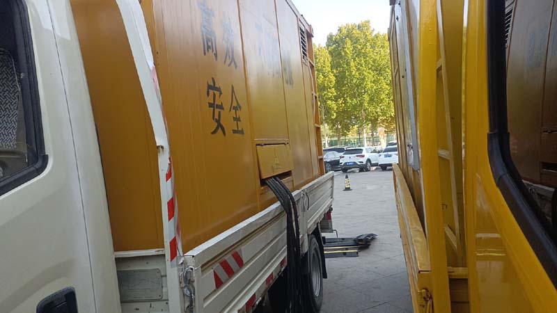让胡路如何判断柴油发电机组和UPS电源的切换时间是否符合要求？