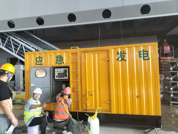 让胡路怎样判断空气滤清器是否需要更换？